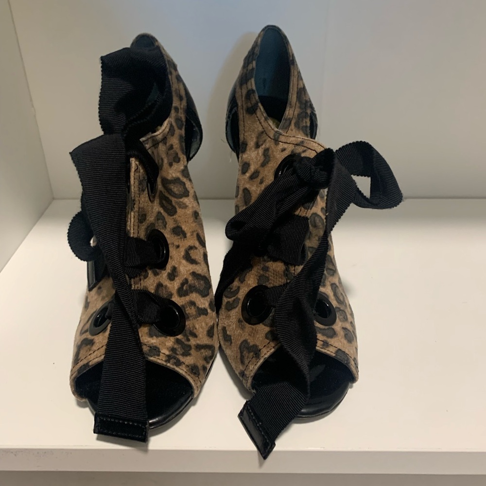 Leopard Print Women's Shoes with Black Accents
